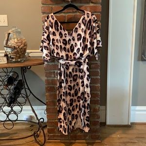 Blouson leopard print dress! Tie waist, side slit